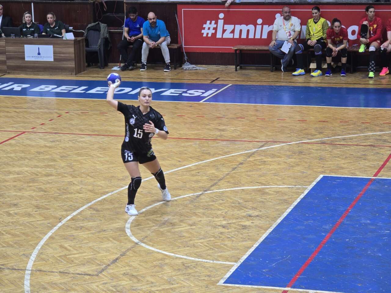 Denizin Kızları İlk Yarının Son Maçında Fırtına Gibi Esti: Göztepe 21 – 29 Armada Praxis Yalıkavakspor 4